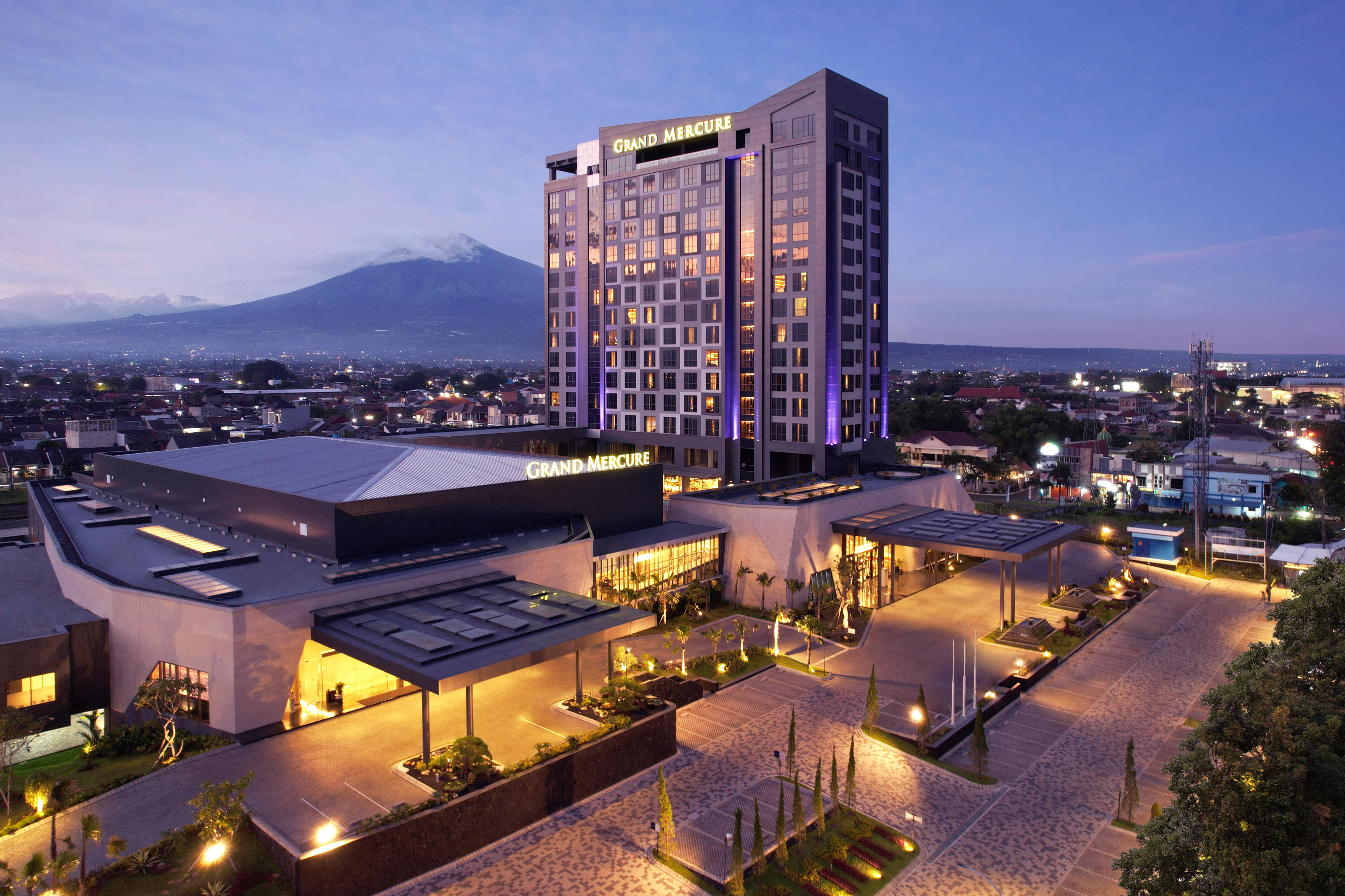 Grand Mercure Malang Hotel Exterior photo